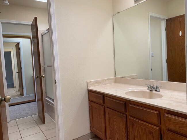 Building Photo - Townhome Style 2bed/1.5 bath