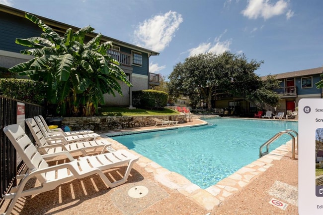 Building Photo - Updated one bedroom condo in heart of Austin!