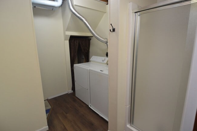 Building Photo - 2 Bed + Den, 2.5 Bathroom Townhouse for Rent