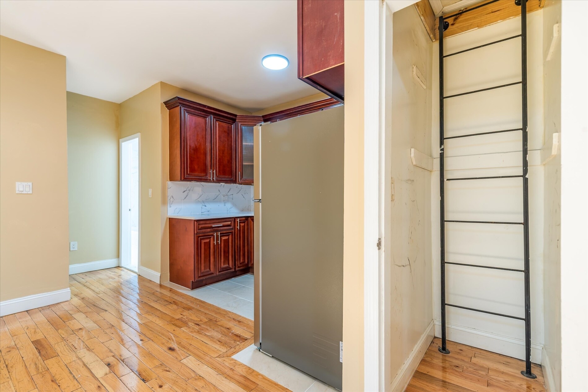 Building Photo - 554 E 34th St