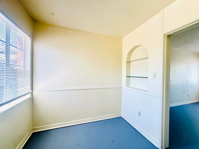 Building Photo - Spacious Private Yard with Washer/Dryer Ho...