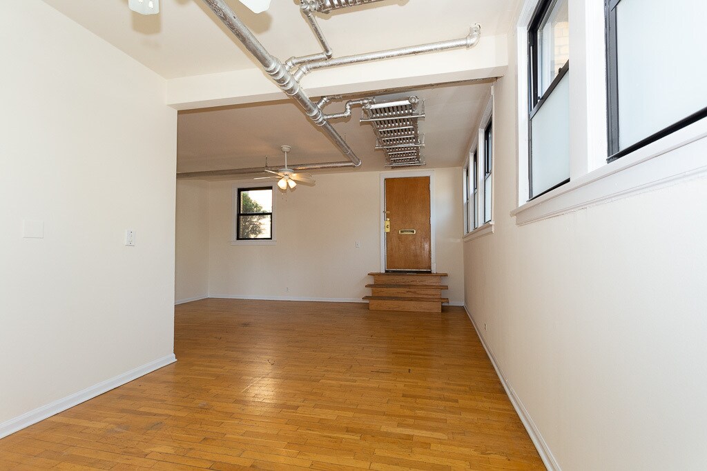 Building Photo - 2418 N Sawyer Ave