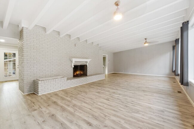 Building Photo - Gorgeous 5 bedroom, 2.5 bath House on a .8...