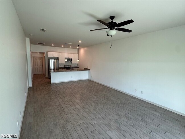 Building Photo - 3827 SW 9th Ave