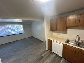 Building Photo - 2 bedroom 1 bath ground floor apartment