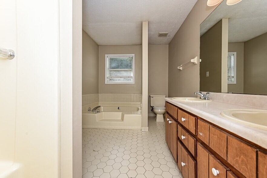 Building Photo - 234 Benton Fields
