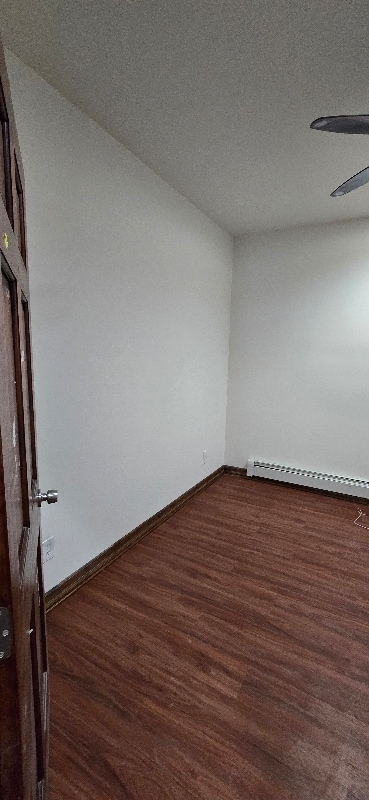 Building Photo - 400 E 7th St