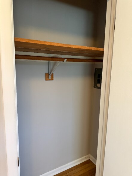 Building Photo - 652 E Main St