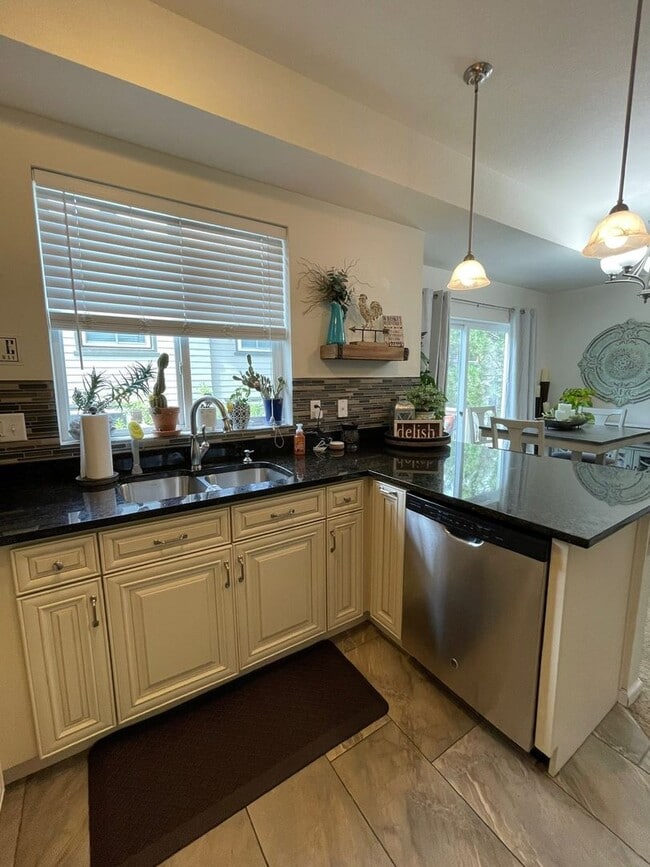 Building Photo - Gorgeous 3 Bed / 2.5 Bath Townhome, 1 Car ...
