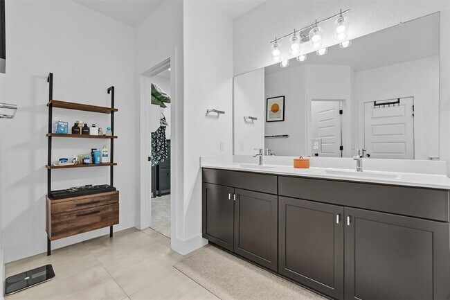 Building Photo - 905 Gray Fox Lp