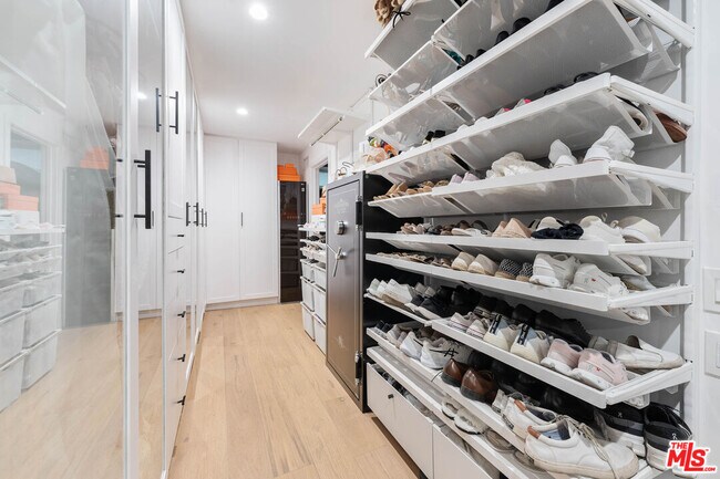 Building Photo - 3541 Multiview Dr