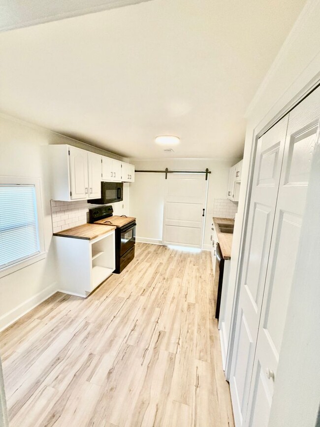 Building Photo - Bungalow in Desirable Rosewood area