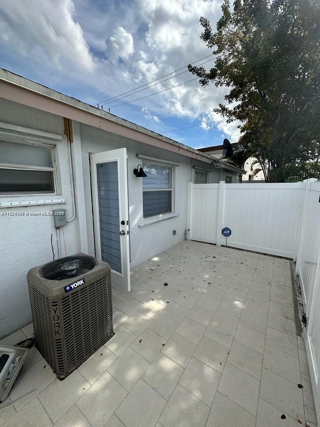 Building Photo - 758 NE 13th Ct