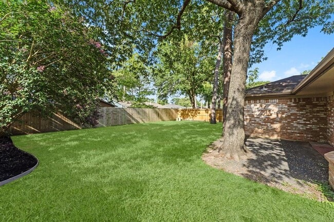 Building Photo - 2102 Whitelaw Dr
