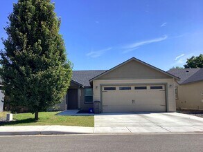 Building Photo - Single Story Home with Fully Fenced Yard & Close to Shopping/Restaurants!