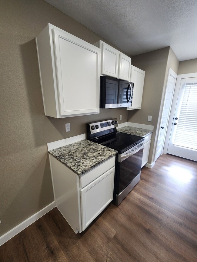 Building Photo - 3 bed 2 bath home, 1 car garage