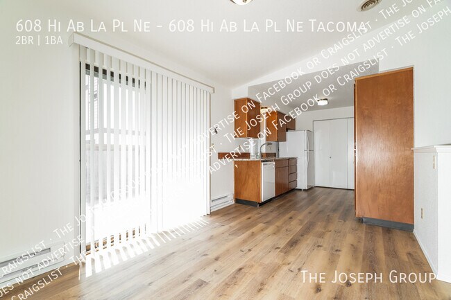 Building Photo - 608 Hi-Ab-La Pl NE