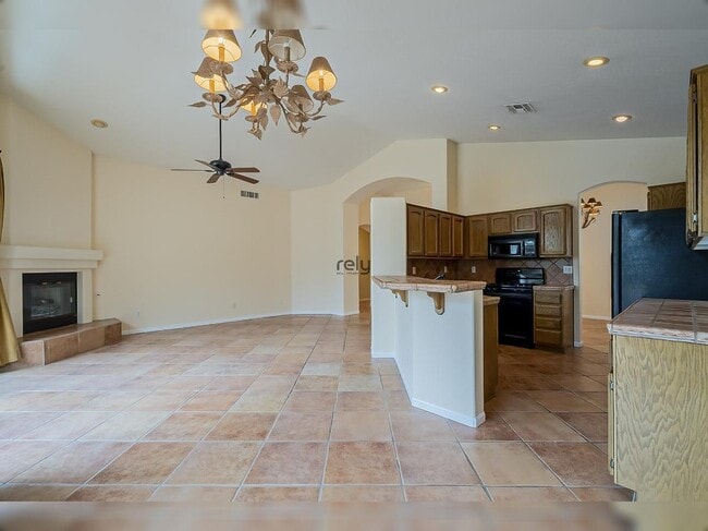 Building Photo - 4605 N Clear Creek Dr