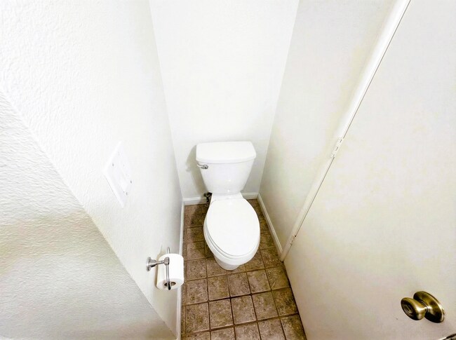 Building Photo - Spacious 3-Bedroom Home with Large Backyard in Fairfield