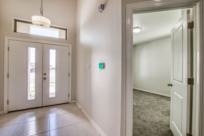 Building Photo - Beautiful  House 3 beds/3 baths. This Prop...