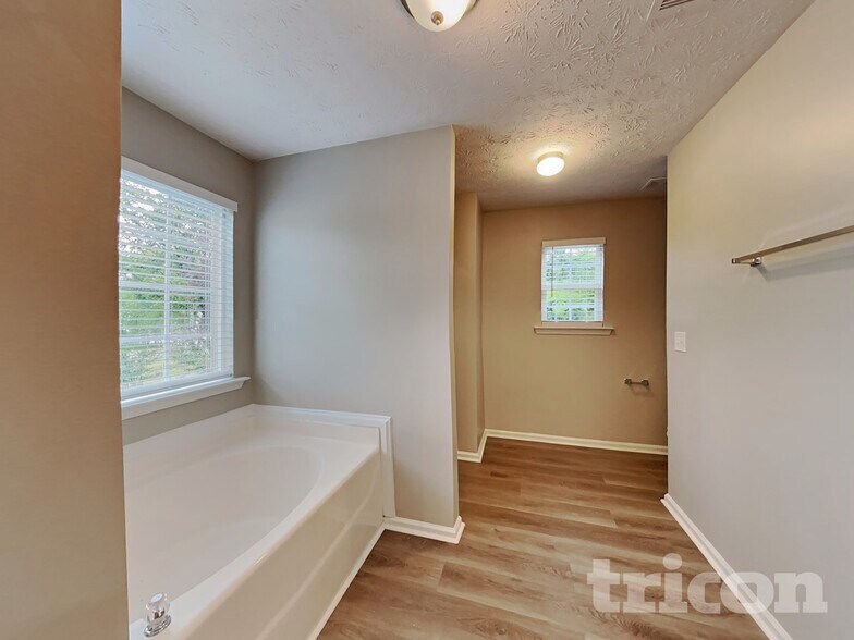 Building Photo - 1049 Octavia Ct