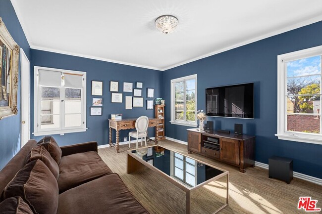 Building Photo - 537 N June St