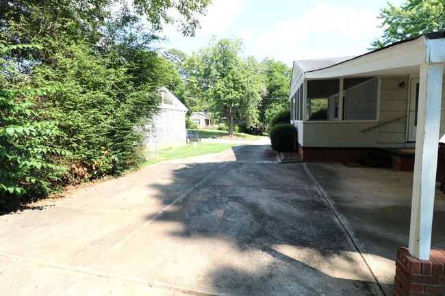 Building Photo - 2815 Ashwood Dr