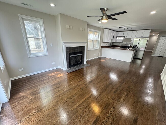 Building Photo - 5438 S Indiana Ave