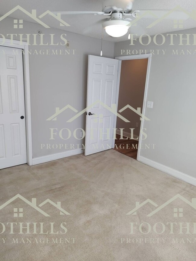 Building Photo - 213 Lookover Dr