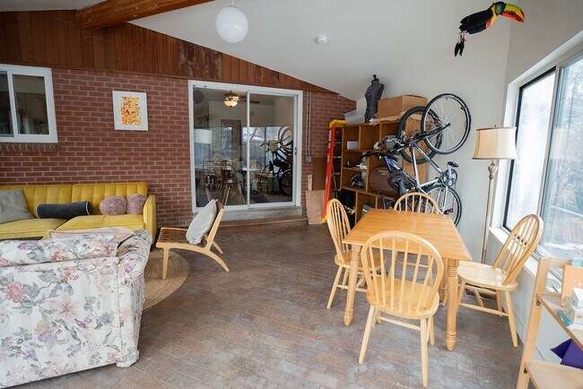 Building Photo - 180 Estes St