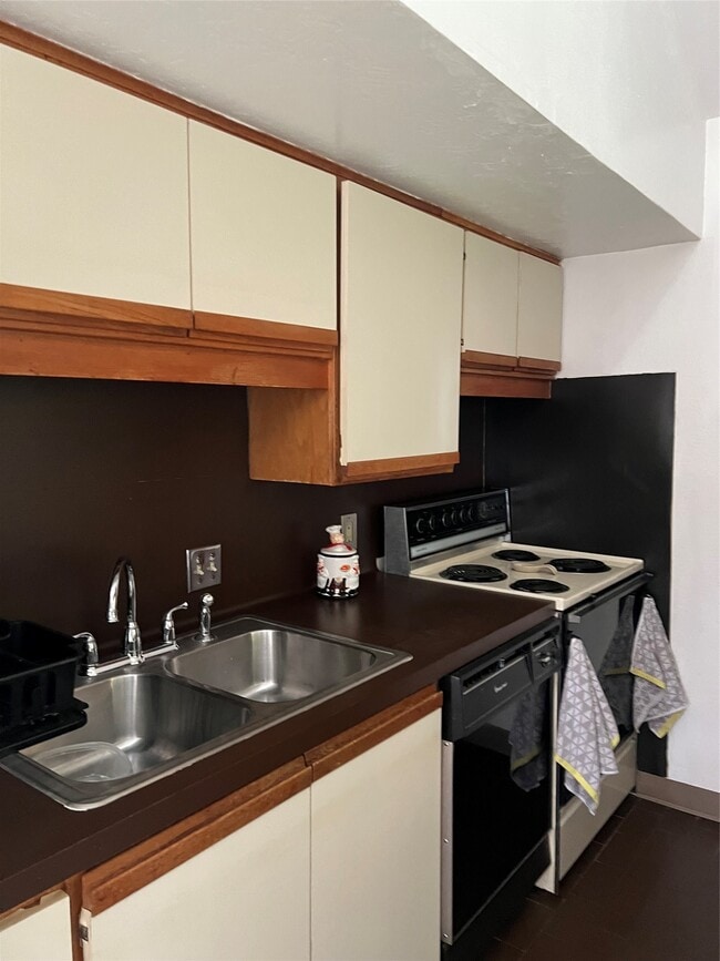 Building Photo - 8141 Glenbrook Dr