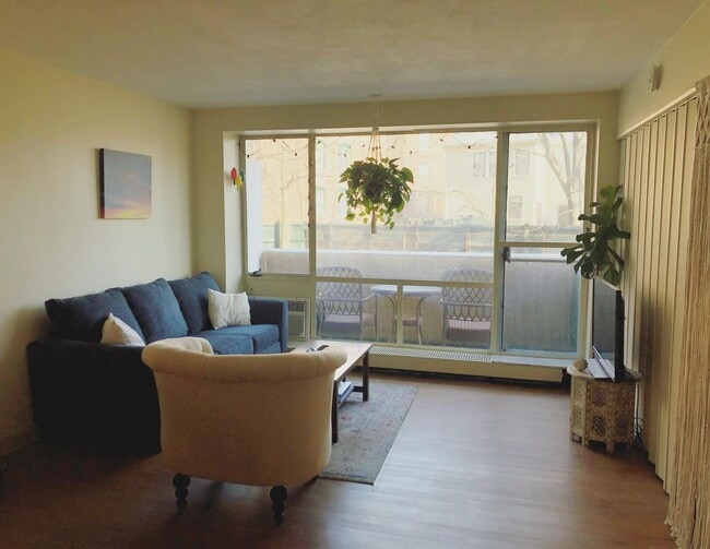 Building Photo - Walk to Harvard, Great location! Balcony and extra storage!