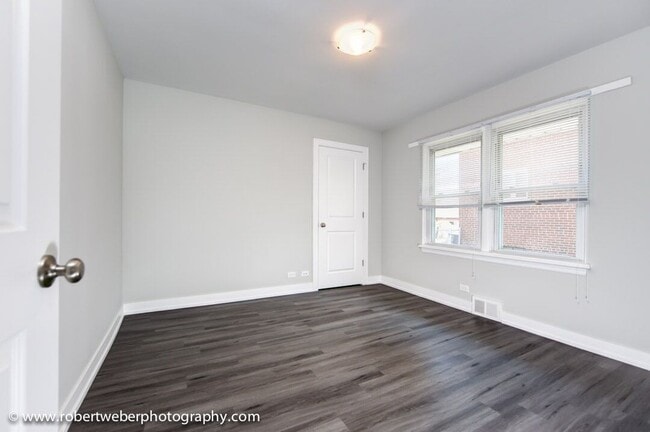 Building Photo - BEAUTIFUL MUST SEE RARE 1 BED/1 BATH REHABBED UNIT W/IN-UNIT LAUNDRY!!
