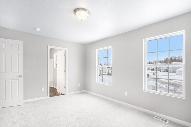 Building Photo - 475 Oak View Dr