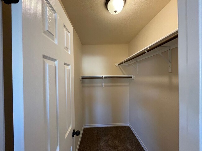 Building Photo - Town home for rent
