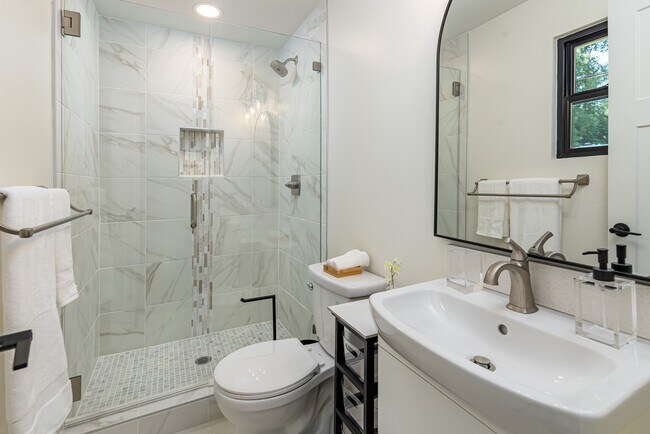 Building Photo - 5708 Southampton Rd