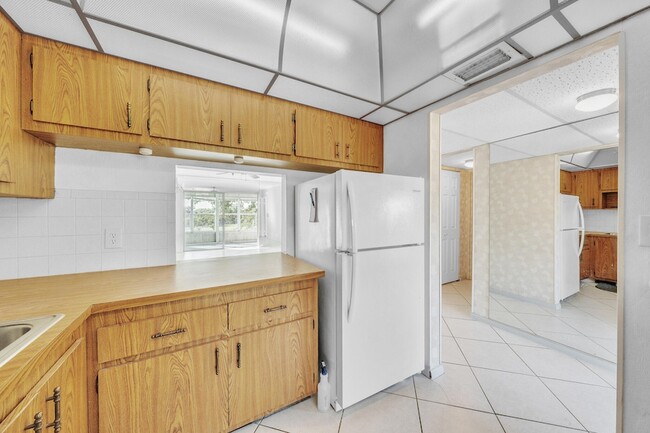 Building Photo - 1035 Country Club Dr