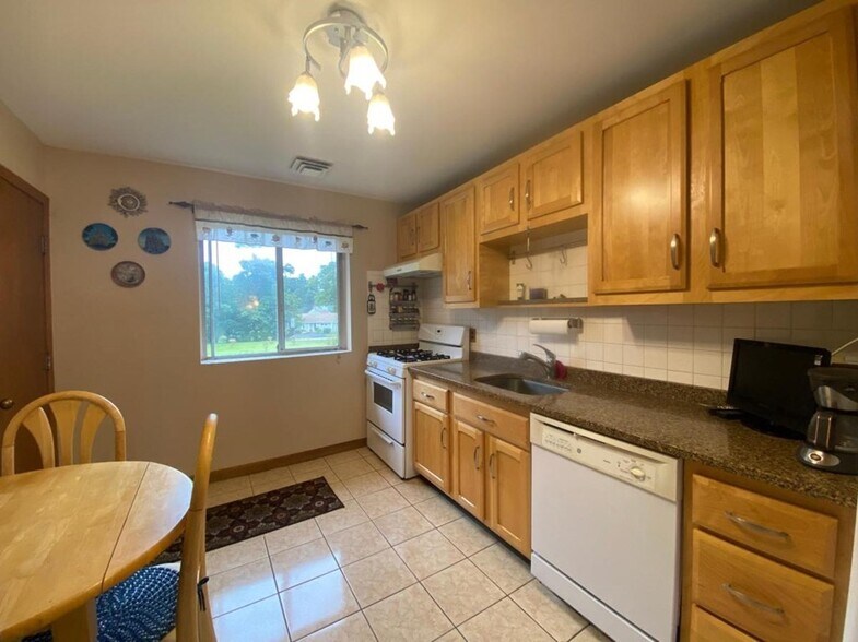 Building Photo - 19 Bayberry Dr