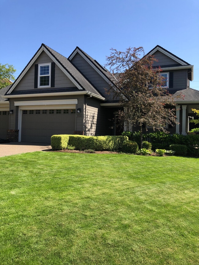 Building Photo - 5 Bedrooms and 2.5 Bathrooms with Views of the Rolling Hills of Corvallis Country Club
