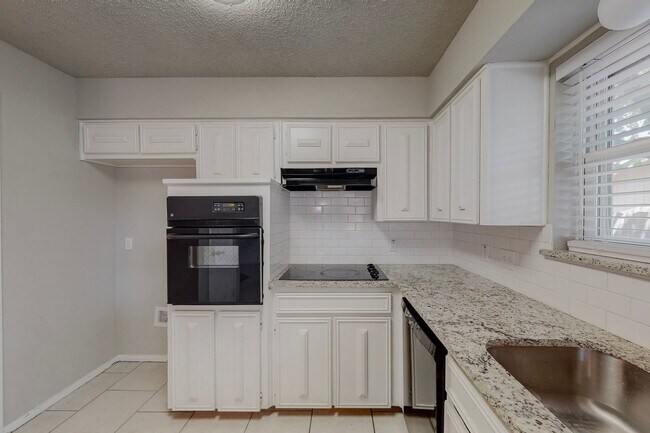 Building Photo - Available June 1st! 3 Bedroom 2 Bath East ...
