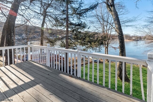 Building Photo - 103 Upper Lakeview Ave