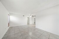 Building Photo - 711 Holiday Dr