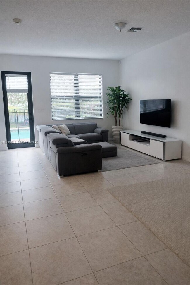 Building Photo - 909 NE 193rd Terrace