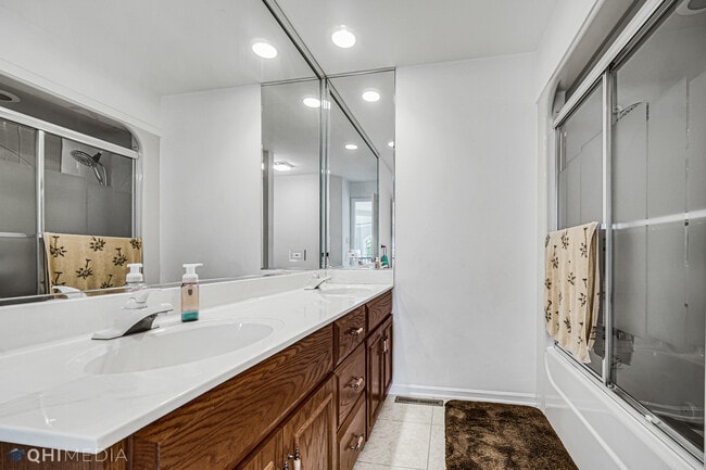Building Photo - 8960 Enclave Dr