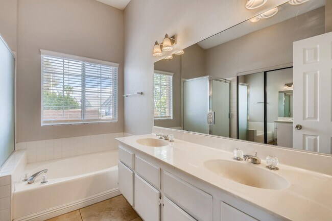 Building Photo - Charming 3 Bedroom Home In Henderson !