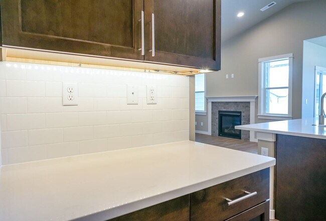 Building Photo - 3 bedroom 2 bath -3 car garage!