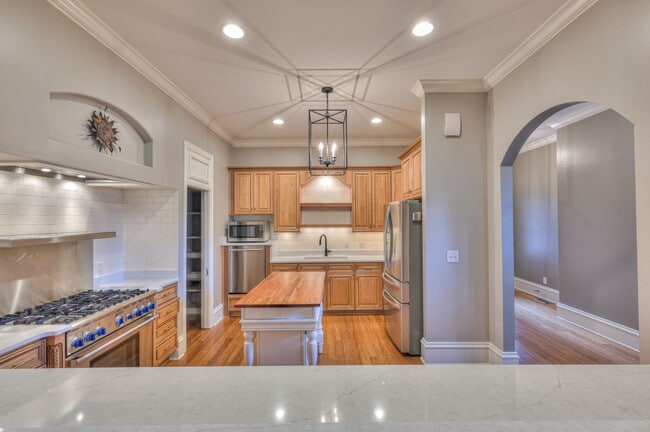 Building Photo - Stunning Executive Townhome in the Heart o...