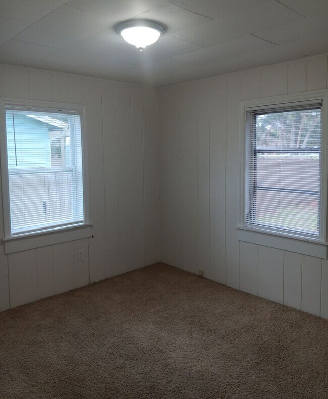 Building Photo - Annual 2 Bedroom + Den / 2 Bath Home – Sar...
