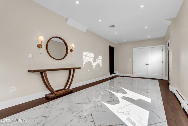 Building Photo - 320 Silver Lagoon Dr