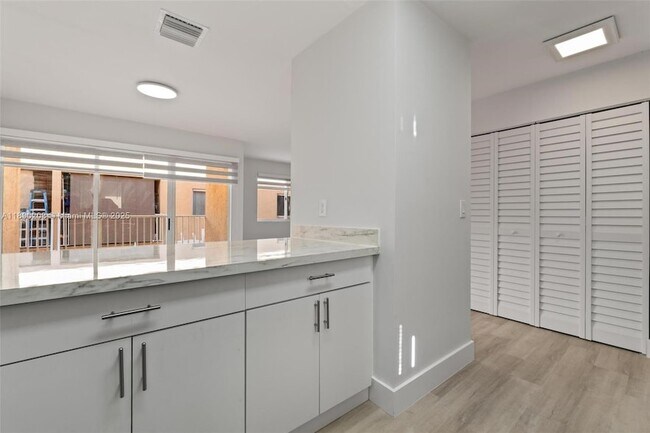 Building Photo - 6255 SW Kendale Lakes Cir